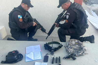 PM prende homem com cadernos de anotações do tráfico durante operação em São Gonçalo