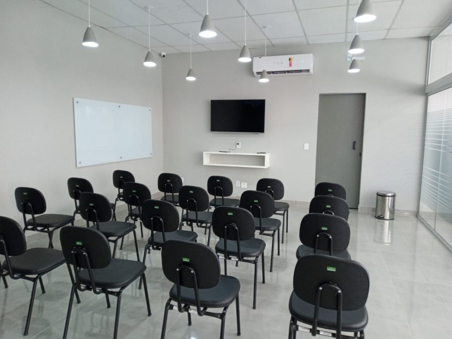 Sala de apresenta&ccedil;&otilde;es e palestras recebe cerca de 20 pessoas e tamb&eacute;m pode ser reservada gratuitamente, pela internet  - Matheus Pina/ PMM