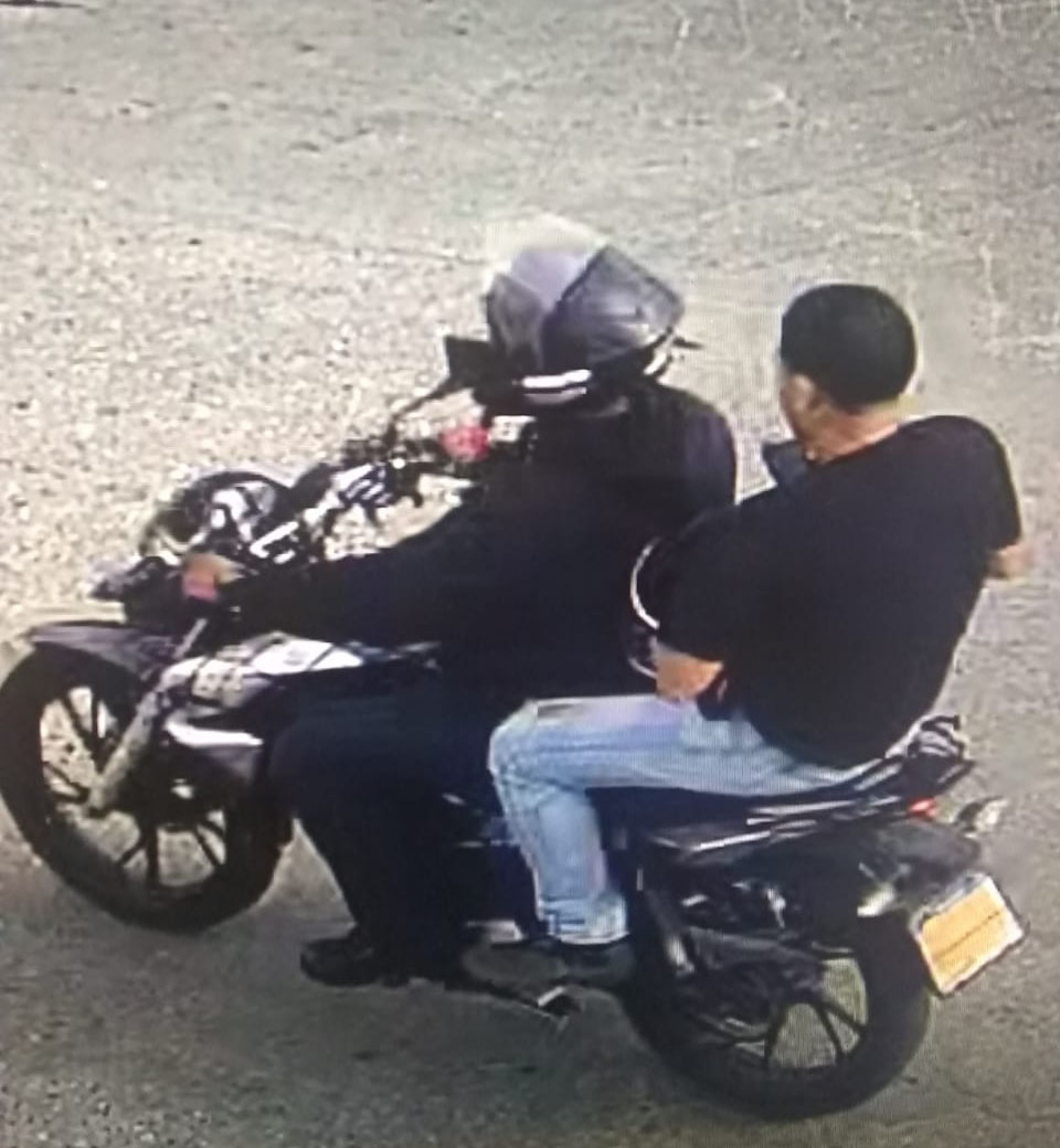 Momento em que o assaltante foge na garupa de uma moto