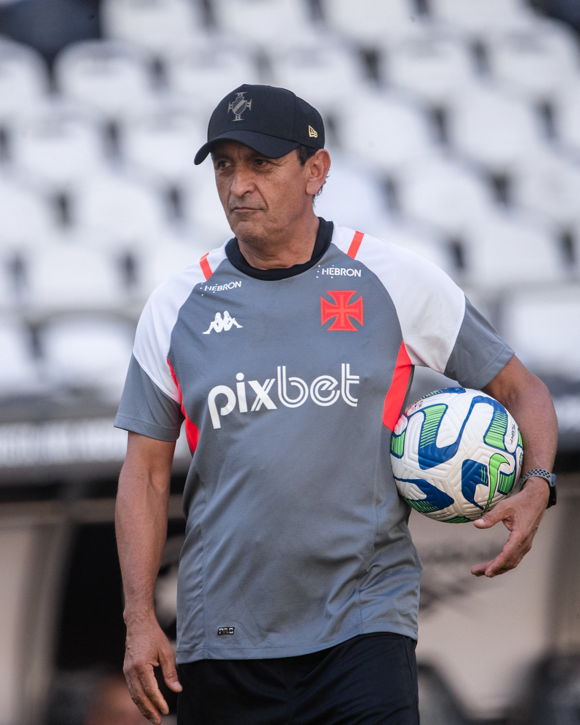 Vasco treina no gramado sintético do Estádio Nilton Santos