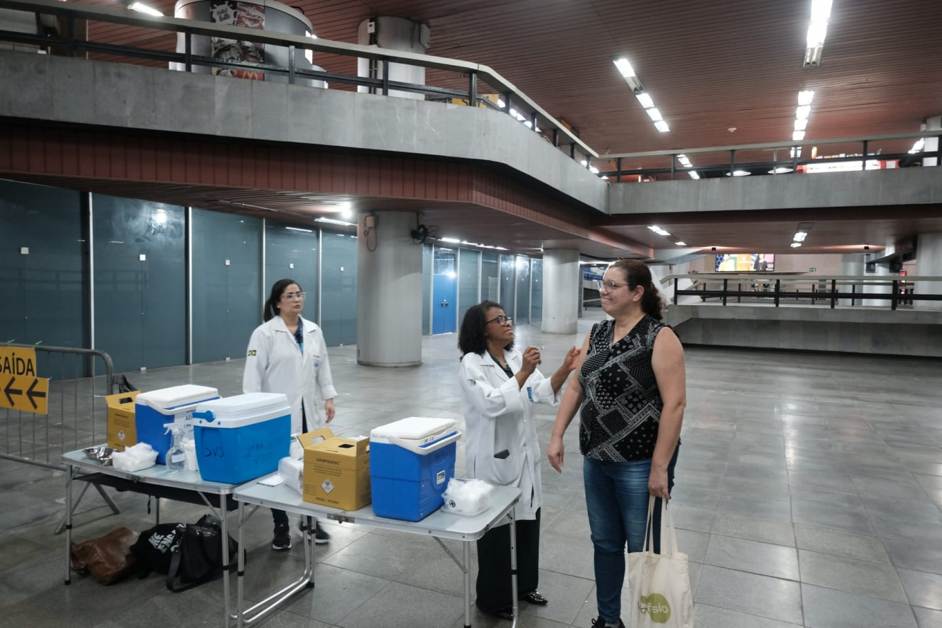 Ponto de vacinação montado na estação de metrô da Carioca para vacinas contra Influenza e Covid-19 - Pedro Ivo/Agência O Dia