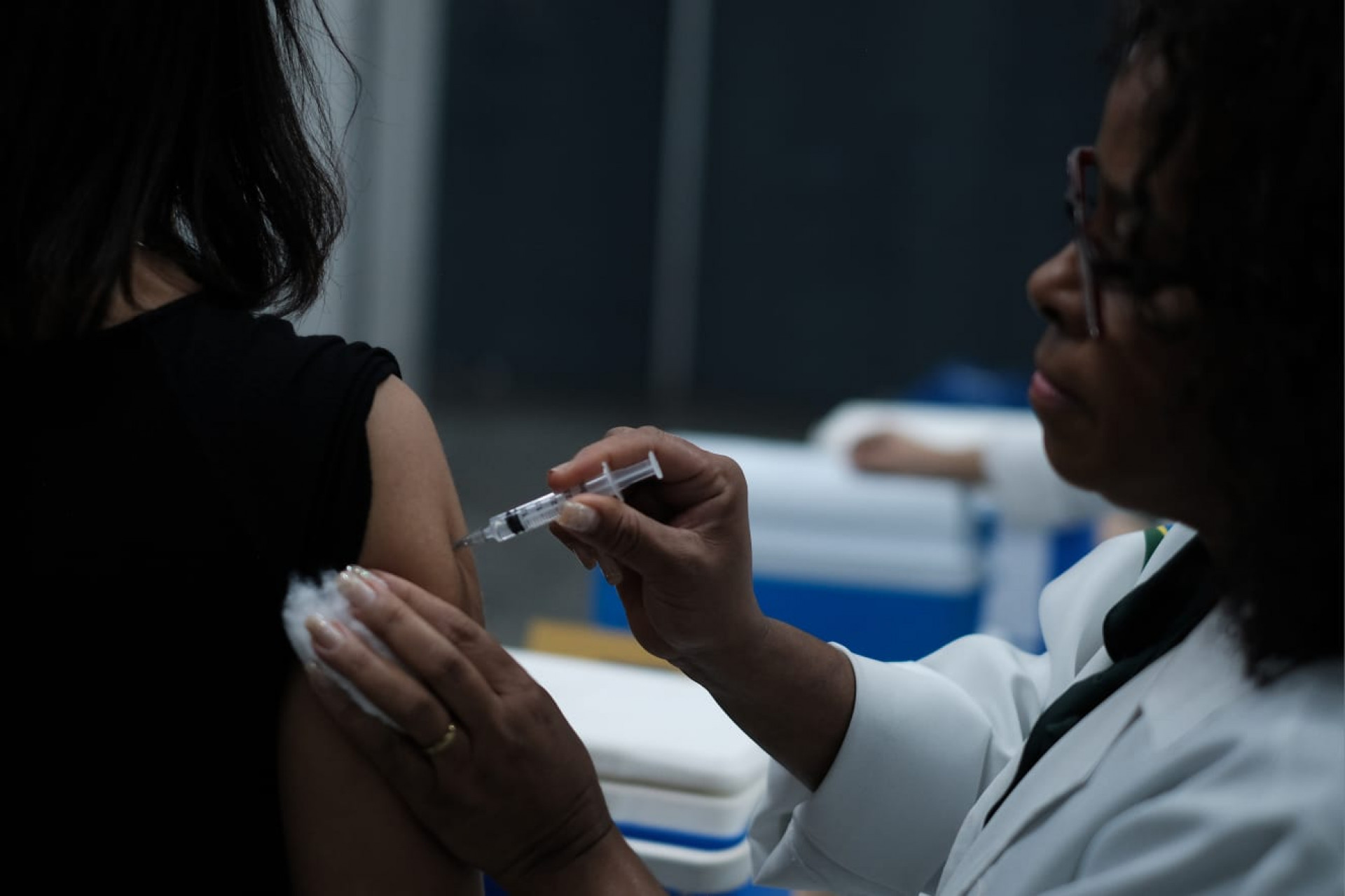 Ponto de vacinação montado na estação de metrô da Carioca para vacinas contra Influenza e Covid-19 - Pedro Ivo/Agência O Dia