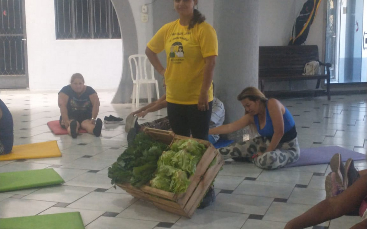 Membros do projeto Movimente-se recebem doação de alimentos em Saquarema