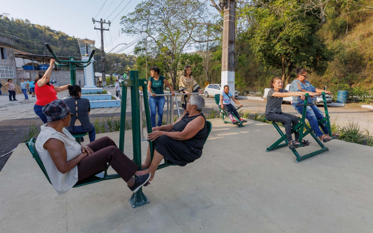 Academia ao ar livre visa incentivar e democratizar a prática de exercícios físicos