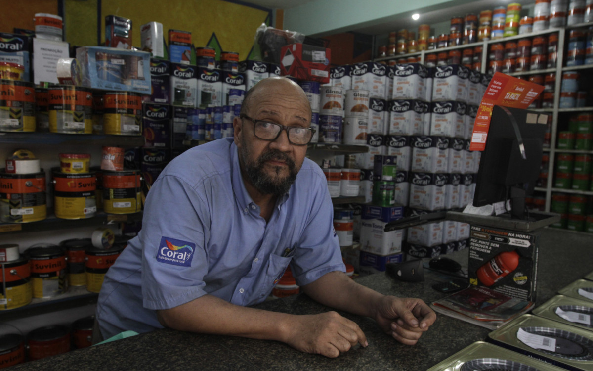 Tampas de bueiros est&atilde;o sendo furtadas no bairro do Engenho Novo. Na foto, Marco Aur&eacute;lio funcion&aacute;rio da loja de tinta. Ter&ccedil;a-feira (14). - Marcos Porto/Ag&ecirc;ncia O Dia