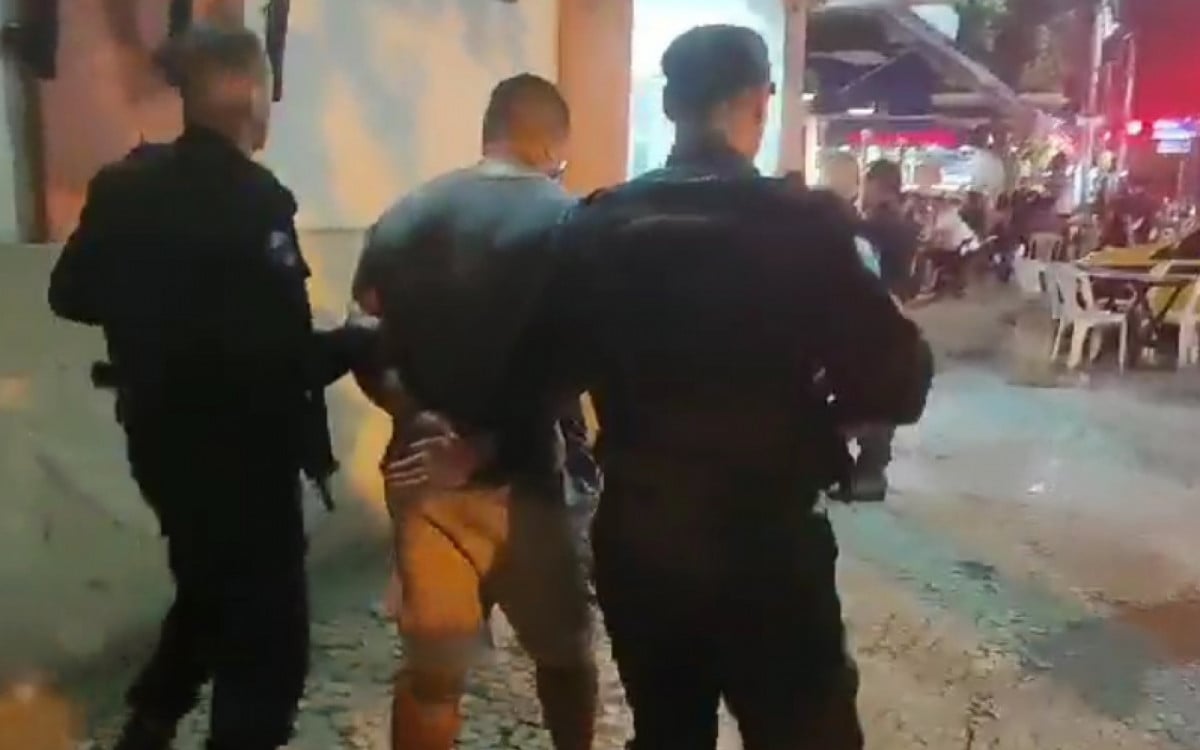 Suspeito foi preso em flagrante por tráfico de drogas e encaminhado à 12ª DP (Copacabana) - Divulgação / Policia Militar