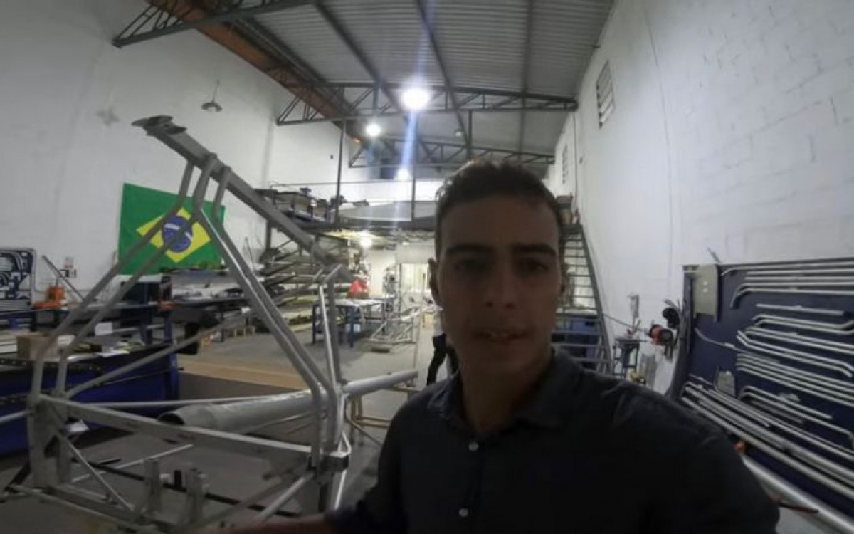 Nathan Marchon, de 29 anos, tem um canal sobre aeronaves de pequeno porte