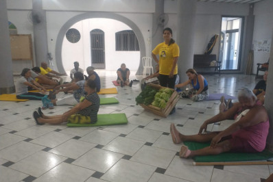 Membros do projeto Movimente-se recebem doação de alimentos em Saquarema