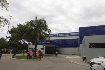 Menino de 6 anos baleado em Queimados permanece internado