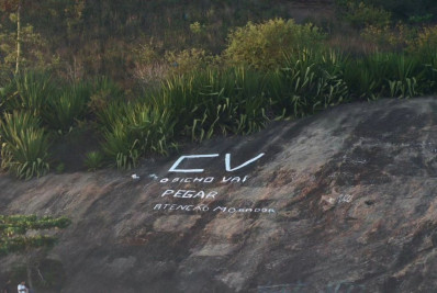 Pedra do Pontal é pichada em alusão ao Comando Vermelho