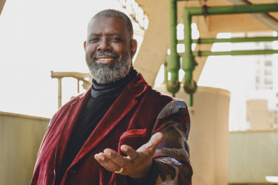 Péricles celebra novo álbum e brinca com fama de fazer fãs 'sofrerem por amor'