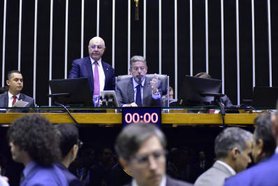 Câmara aprova reforma que altera Lei da Ficha Limpa e fragiliza transparência eleitoral