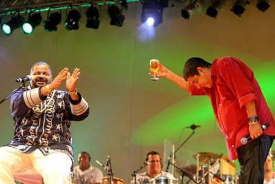 Arlindo Cruz é homenageado por Zeca Pagodinho no aniversário de 65 anos