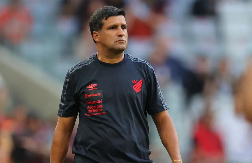 Treinador do Athletico-PR desabafa após vitória contra o Flamengo: 'Estava engasgado'