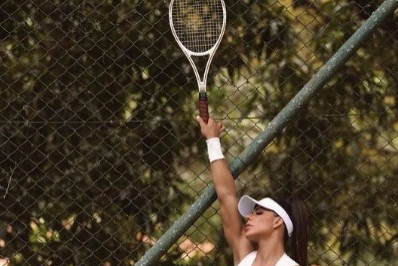 Influenciadora faz ensaio ousado em homenagem a Djokovic após título em Grand Slam