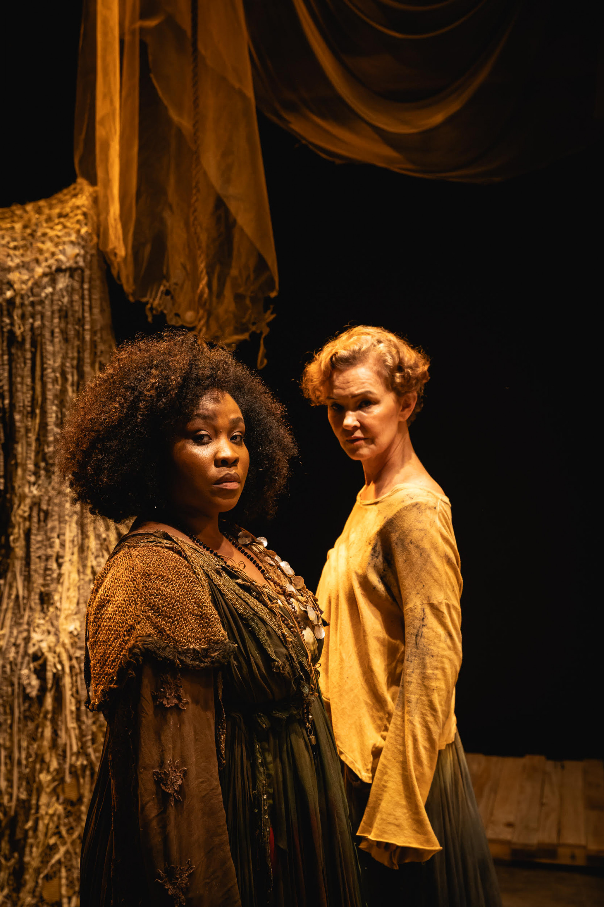 Ariane Souza e Julia Lemmertz em 'Tempestade' - Divulgação/ Renato Mangolin