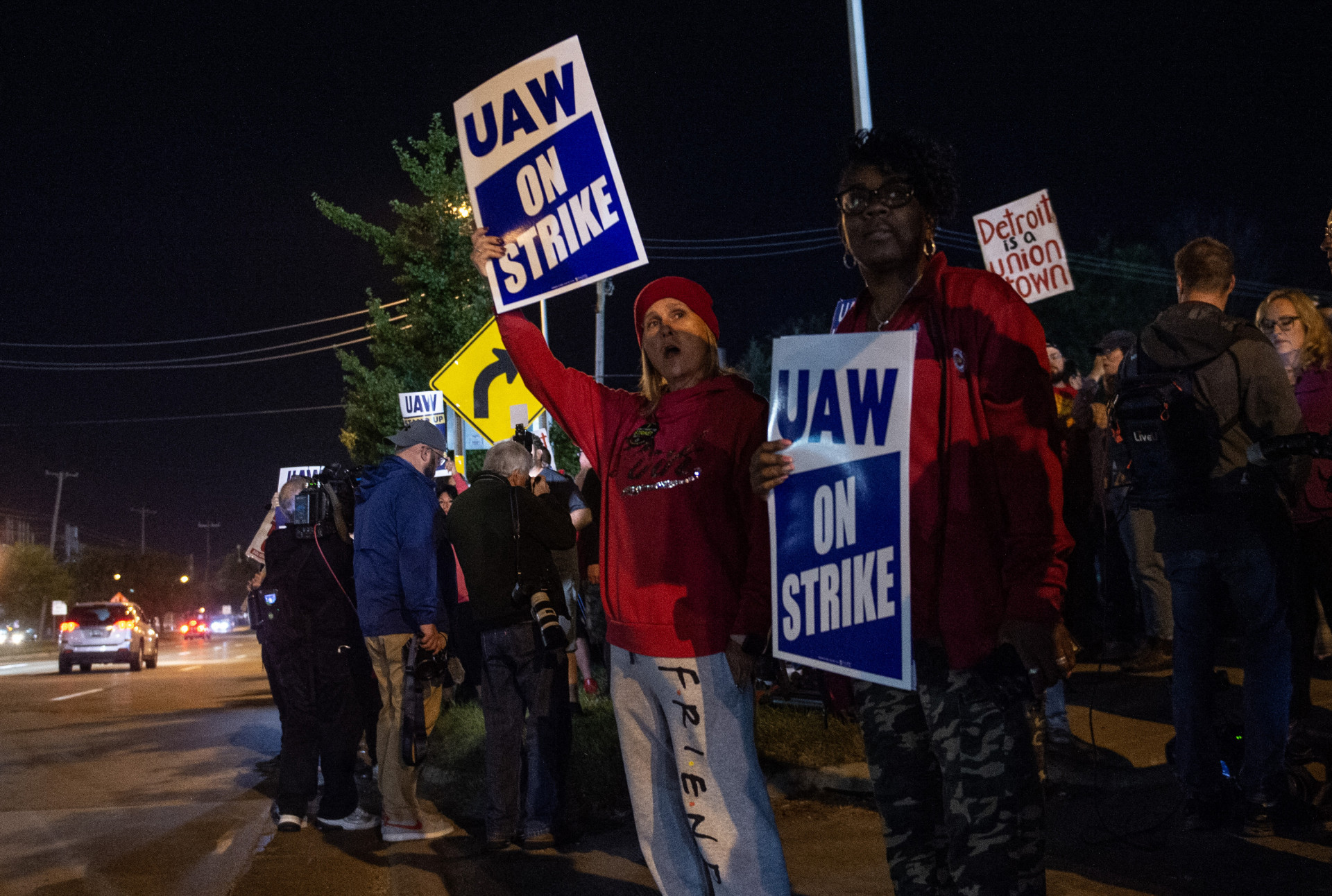 Grevista da United Auto Workers em frente a fábrica da Ford, em Michigan, na madrugada de sexta, 15 - Matthew Hatcher / AFP