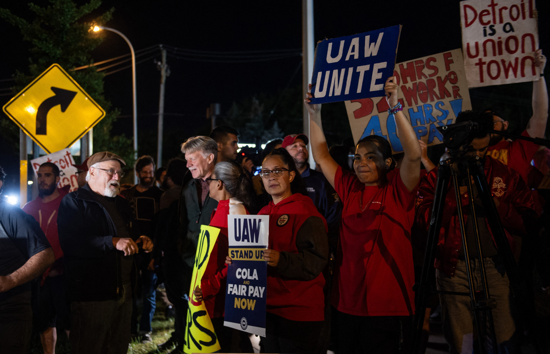 Grevista da United Auto Workers em frente a fábrica da Ford, em Michigan, na madrugada de sexta, 15 - Matthew Hatcher / AFP