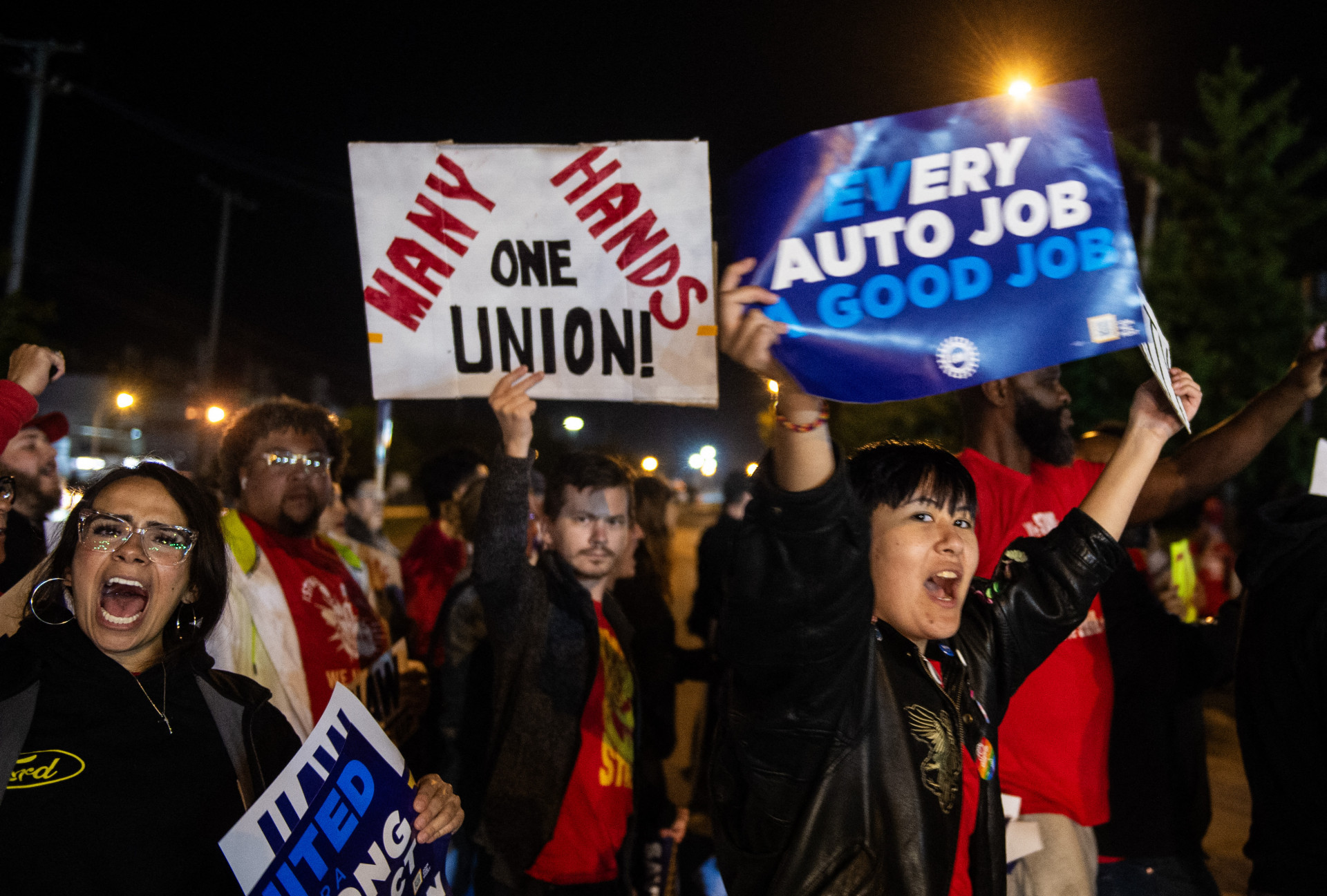 Grevista da United Auto Workers em frente a fábrica da Ford, em Michigan, na madrugada de sexta, 15 - Matthew Hatcher / AFP