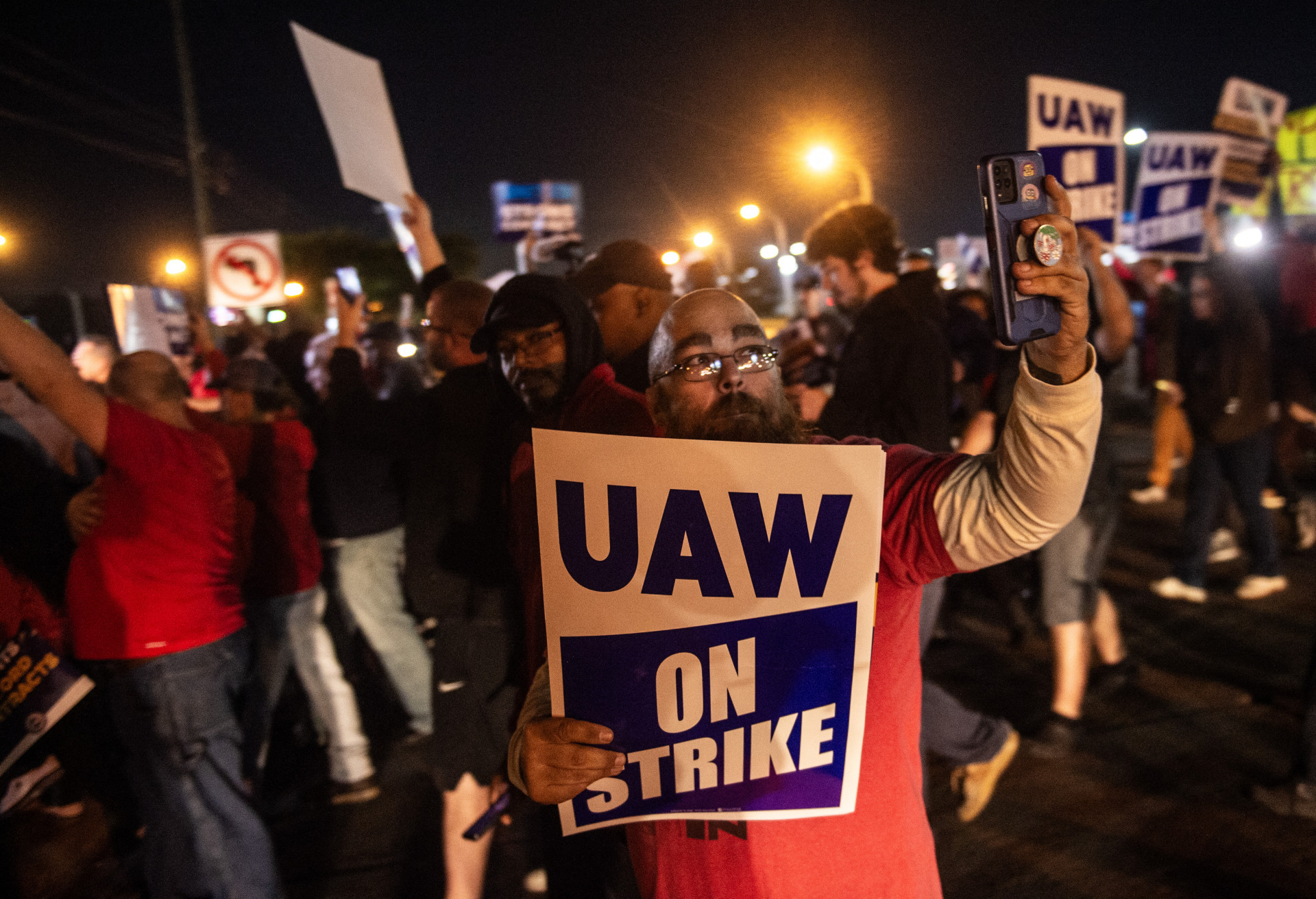 Grevista da United Auto Workers em frente a fábrica da Ford, em Michigan, na madrugada de sexta, 15 - Matthew Hatcher / AFP