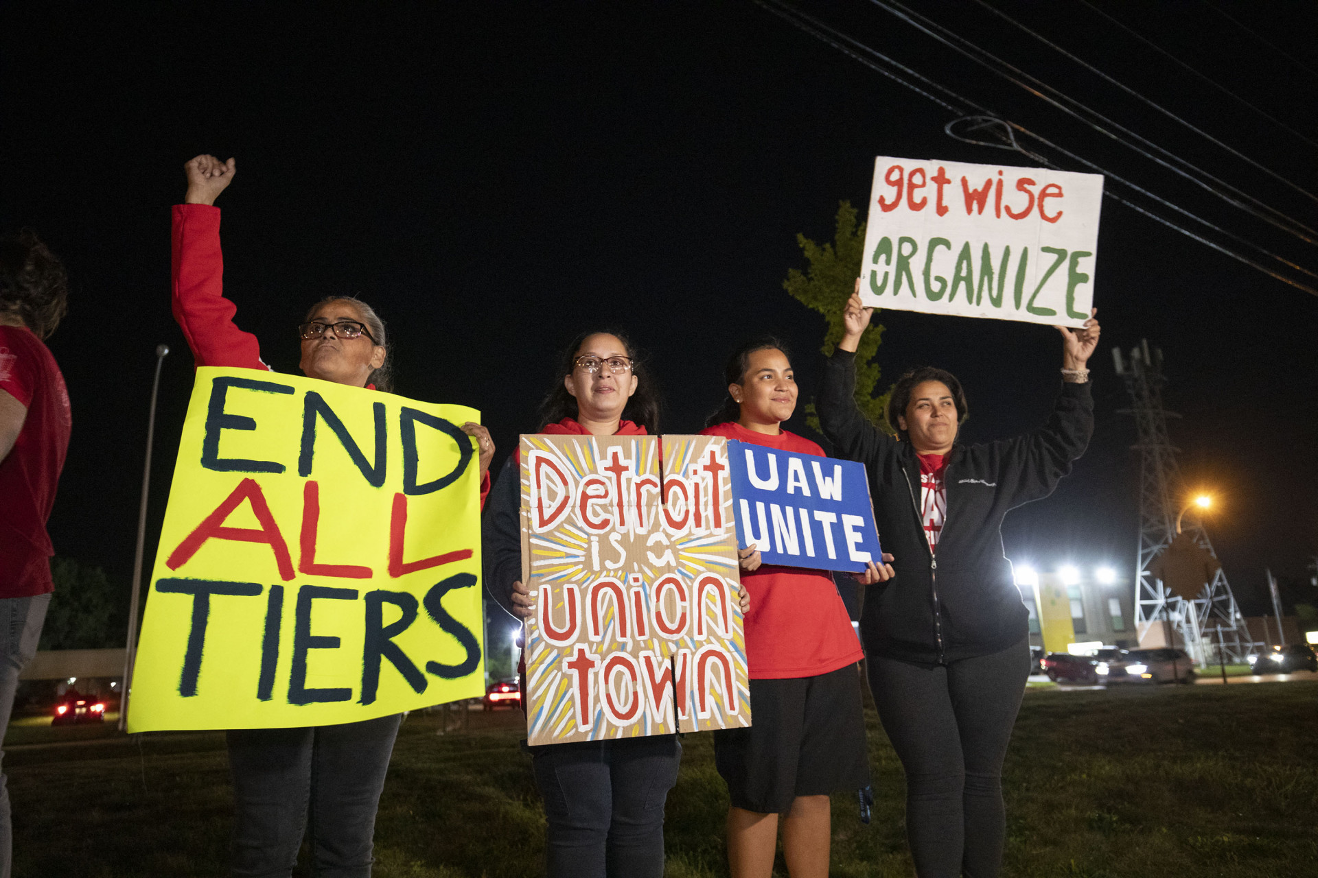 Grevista da United Auto Workers em frente a fábrica da Ford, em Michigan, na madrugada de sexta, 15 - Matthew Hatcher / AFP