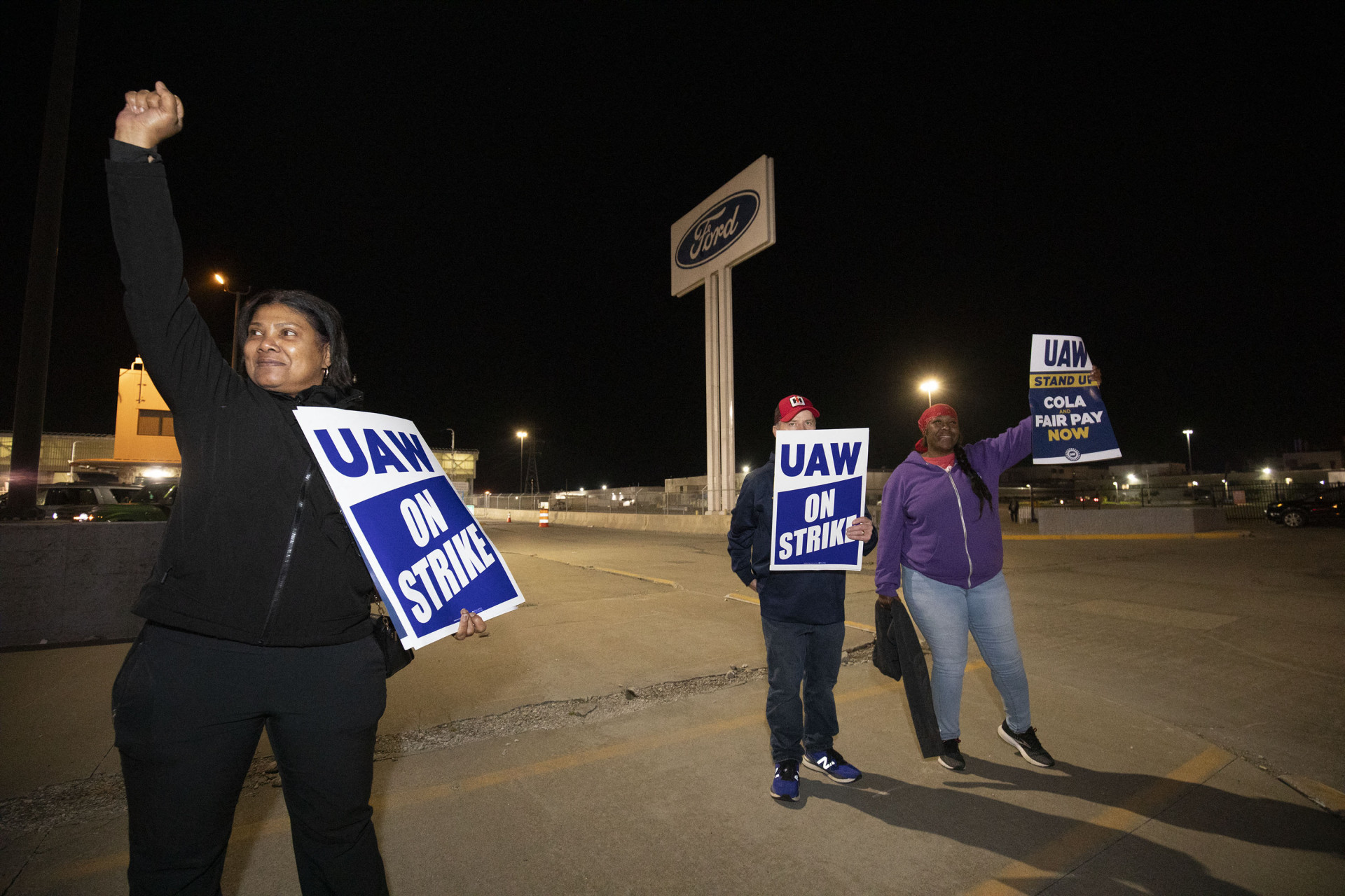 Grevista da United Auto Workers em frente a fábrica da Ford, em Michigan, na madrugada de sexta, 15 - Matthew Hatcher / AFP