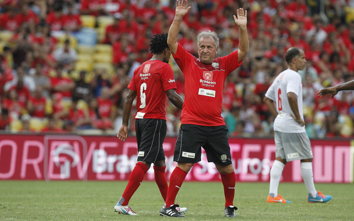 25/12/2015 - Zico e seus convidados entram em campo, no estádio Maracanã, pelo jogo das Estrelas 2015. Zico comemora após marcar seu gol.. Foto: Alexandre Brum/Agência O Dia
ESPORTE/JOGO/ESTRELAS/MARACANÃ