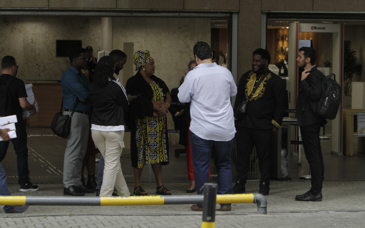 Familiares do congolês Moise deixando o fórum no centro do Rio de Janeiro, nesta Sexta-feira (15). - Marcos Porto/Agencia O Dia