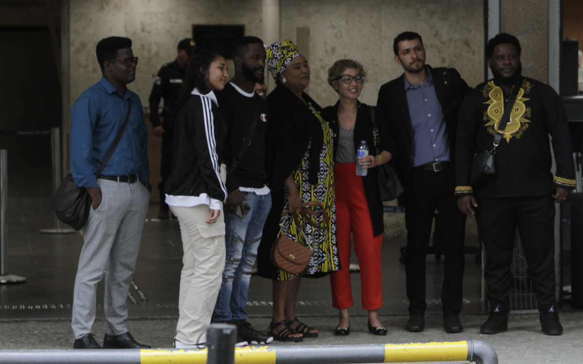 Familiares do congolês Moise deixando o fórum no centro do Rio, nesta sexta-feira (15)