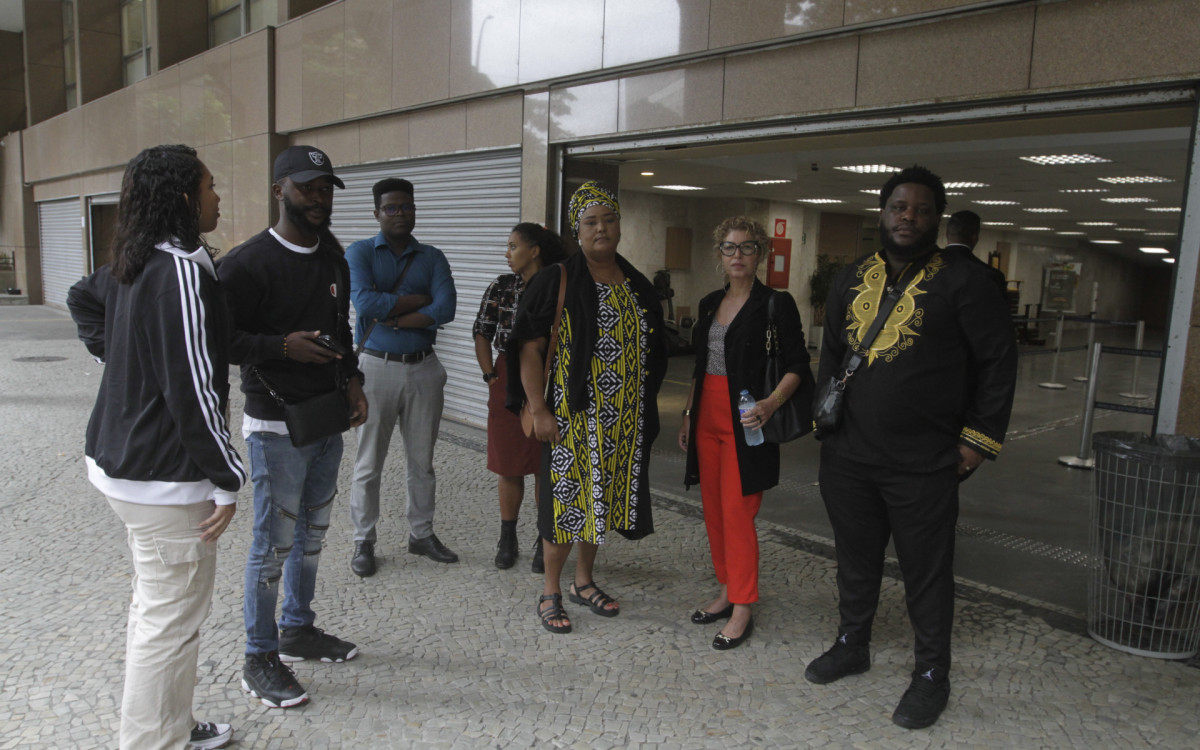 Familiares do congolês Moise deixando o fórum no centro do Rio, nesta sexta-feira (15)