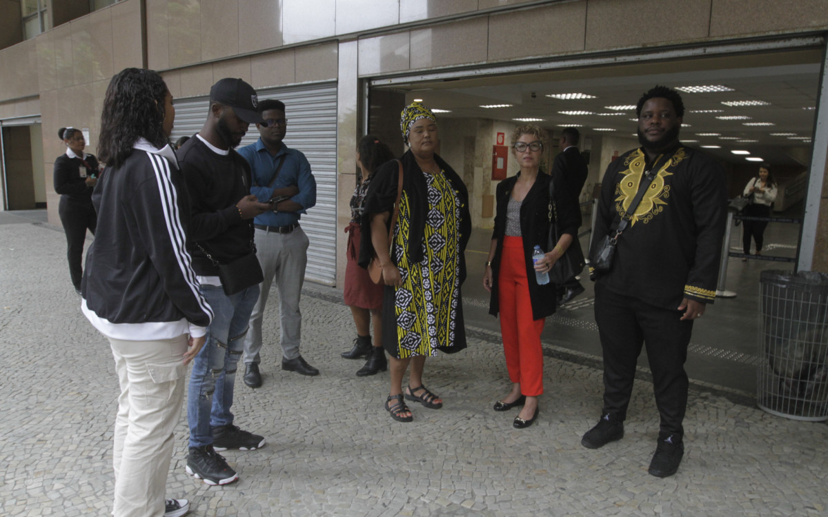 Familiares do congolês Moise deixando o fórum no centro do Rio, nesta sexta-feira (15)