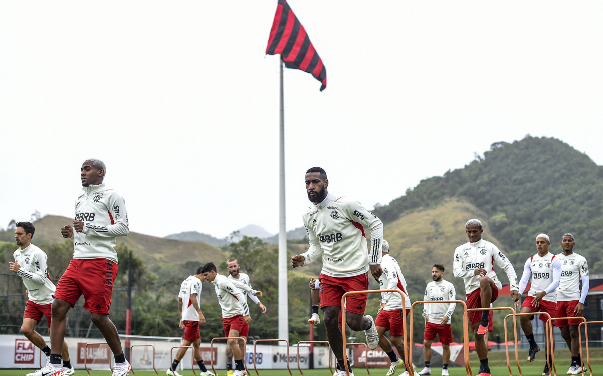 Jogadores do Flamengo treinam no Ninho do Urubu