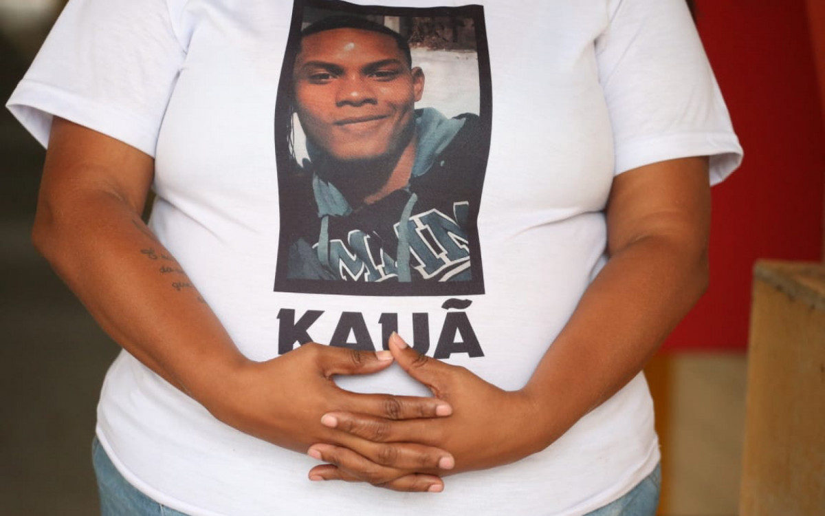 Familiares de Caíque e Kauã estiveram na DH nesta sexta (15) em buscas de respostas - Cleber Mendes/Agência O DIA