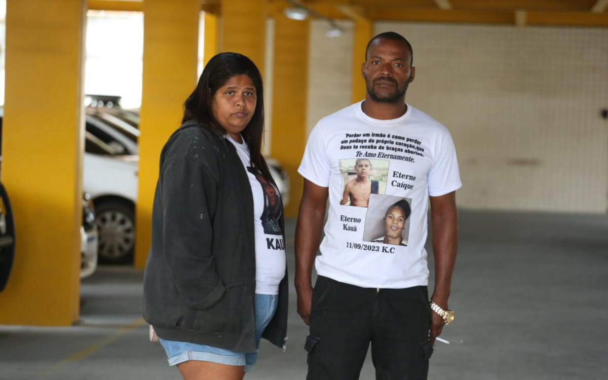 Familiares de Caíque e Kauã estiveram na DH nesta sexta (15) em buscas de respostas - Cleber Mendes/Agência O DIA