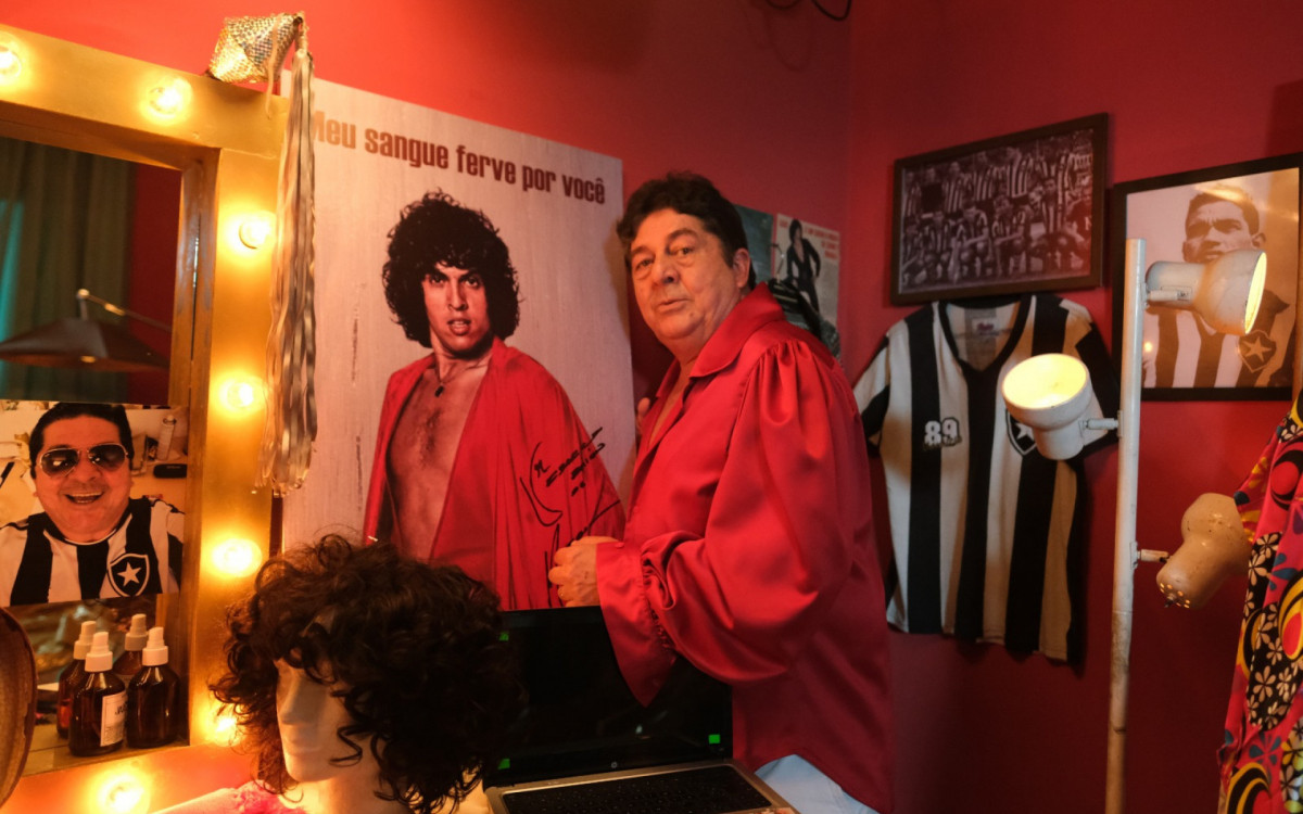 Stepan Nercessian é Lindovaldo, um cover de Sidney Magal, em 'Tire 5 Cartas' - Divulgação