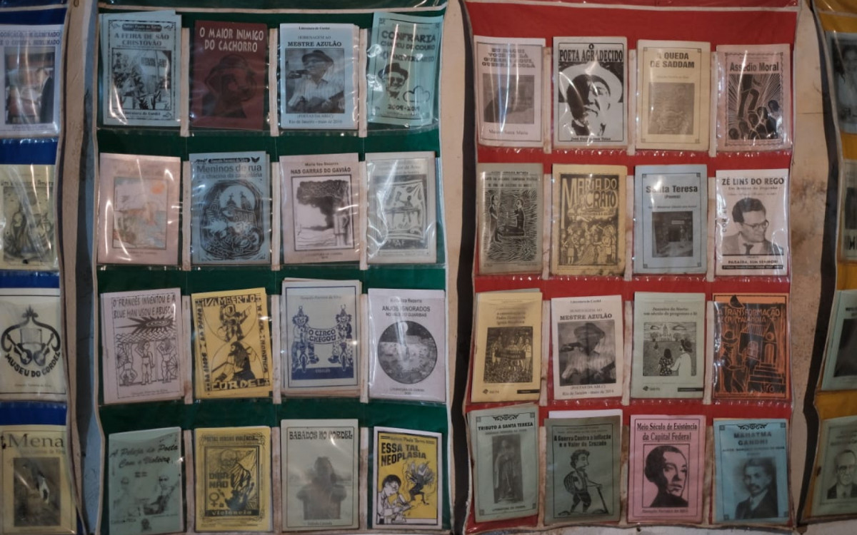 Cordeis à venda na Academia Brasileira de Literatura de Cordel, em Santa Teresa. Instituição completa 35 anos e mostra que o gênero está vivíssimo - Pedro Ivo / Agência O Dia