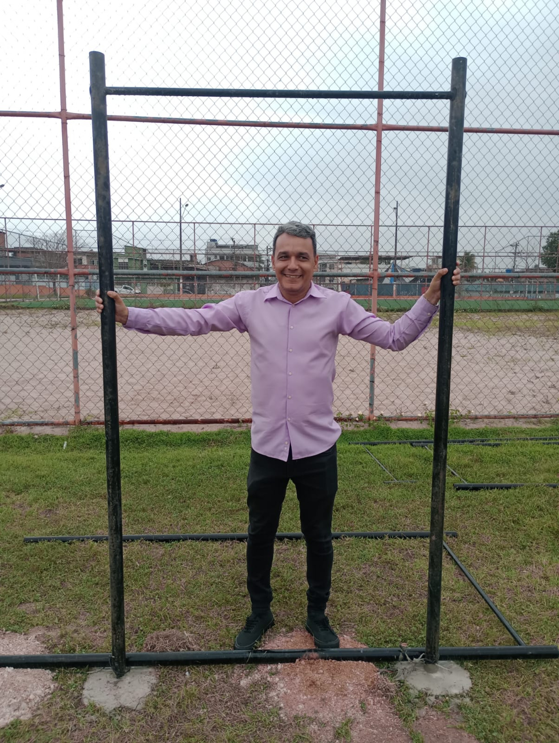 O secretário Bruno Nunes destacou que as barras são mais uma melhoria para quem pratica esporte na Vila Olímpica - Divulgação / PMN