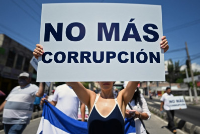 Salvadorenhos marcham contra prisão de inocentes e reeleição de Bukele