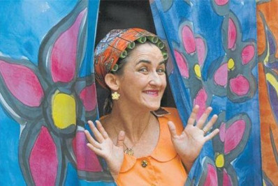 Atriz Cida Mendes se apresenta na Sala Nelson Pereira dos Santos