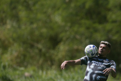 Botafogo tem dúvida na lateral direita para encarar o Atlético-MG