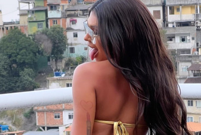 De biquíni fio-dental, Pocah exibe o bumbum redondinho