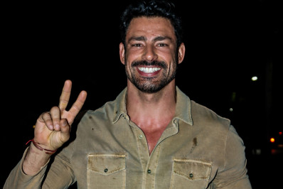 Cauã Reymond e mais atores de 'Terra e Paixão' se reúnem em bar no Rio