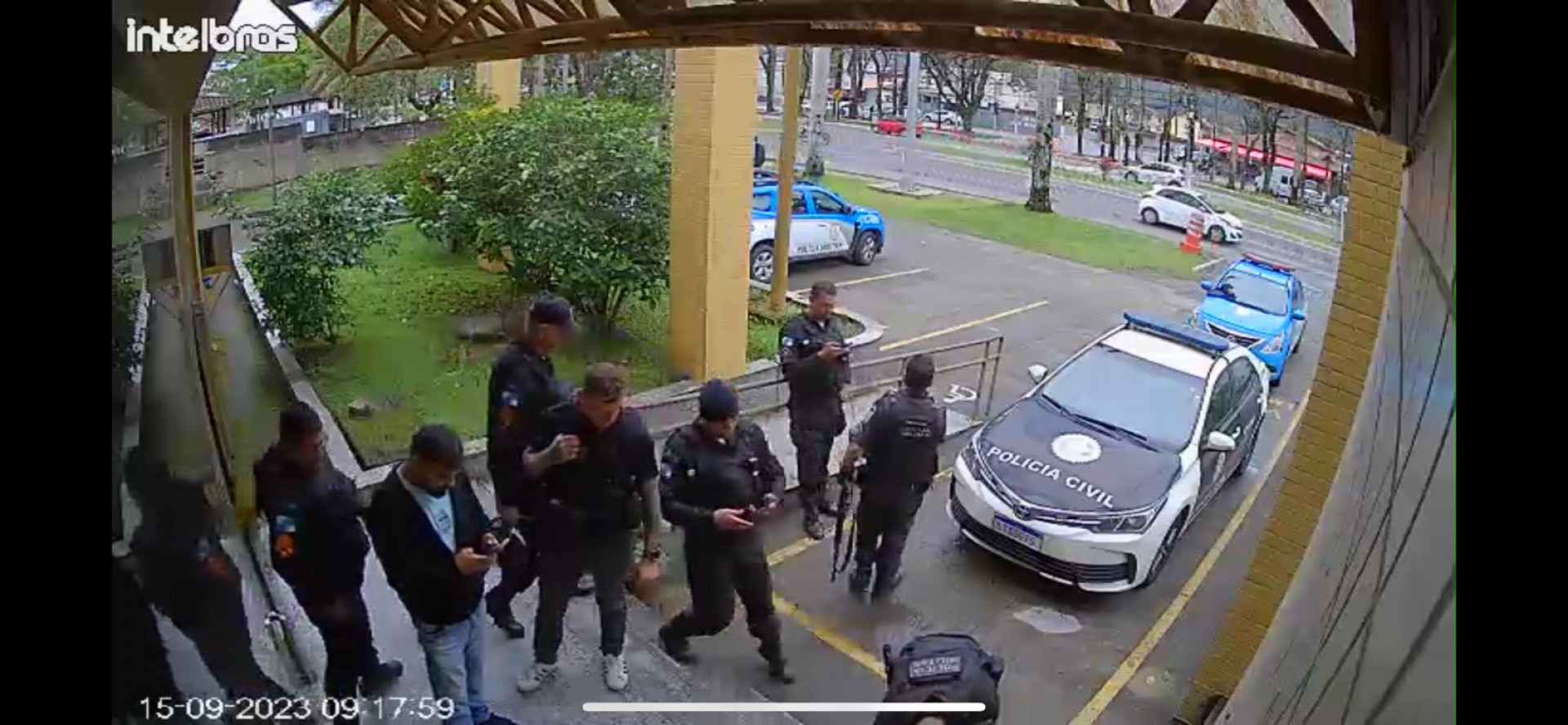 Policiais envolvidos na a&ccedil;&atilde;o de hoje que colocou atr&aacute;s das grades o segundo acusado de envolvimento na tentativa de homic&iacute;dio do Mingau  - Divulga&ccedil;&atilde;o/Pol&iacute;cia Civil/Paraty