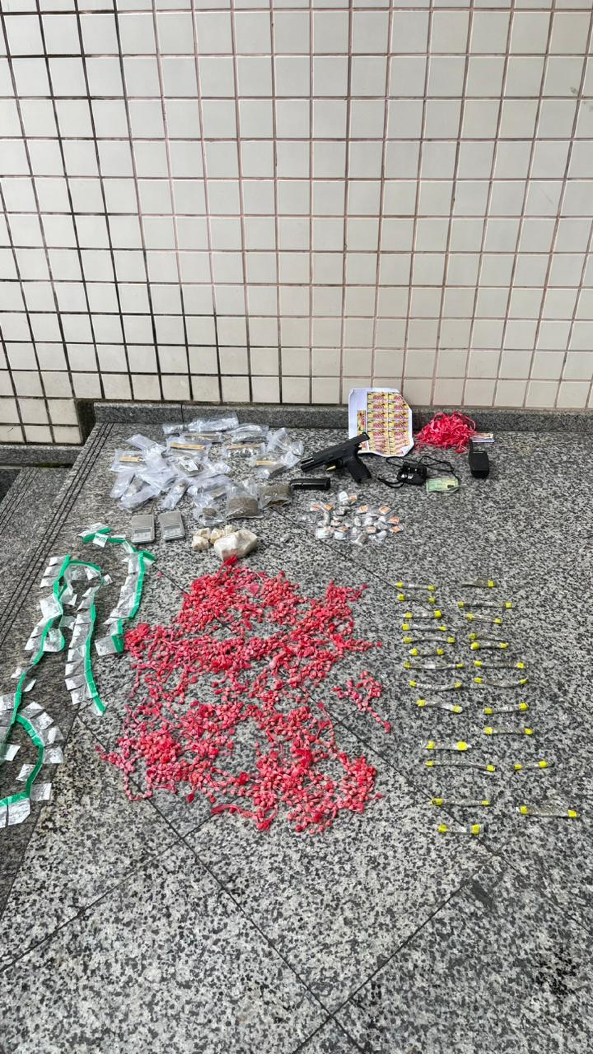 Drogas e pistola 9mm Sig Sauer apreendidos pelos policiais com Ray na Ilha das Cobras - Divulga&ccedil;&atilde;o/Pol&iacute;cia Civil/Paraty