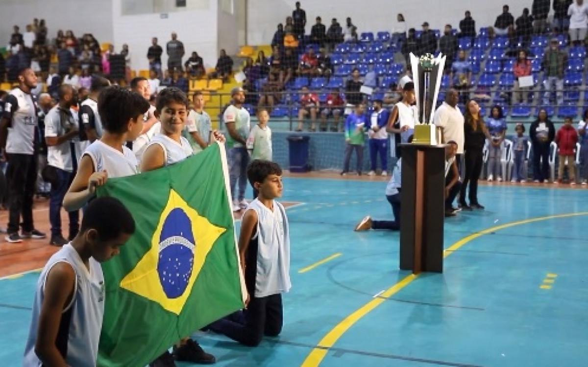 Cerimônia de abertura contou com a apresentação da taça do futuro campeão