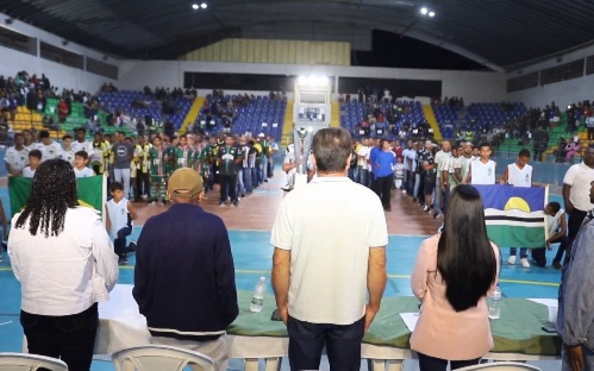 Cerimônia de abertura contou com a apresentação da taça do futuro campeão