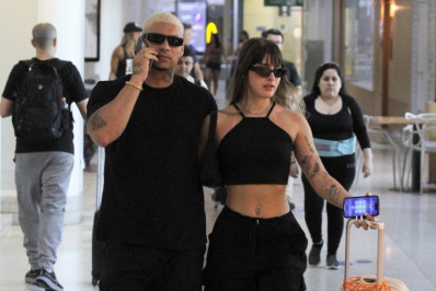 Filipe Ret é fotografado com namorada em aeroporto e 'mão boba' chama atenção