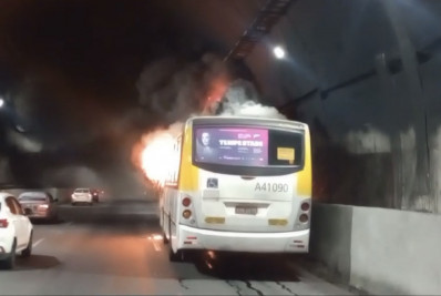 Ônibus pega fogo dentro do Túnel Rebouças
