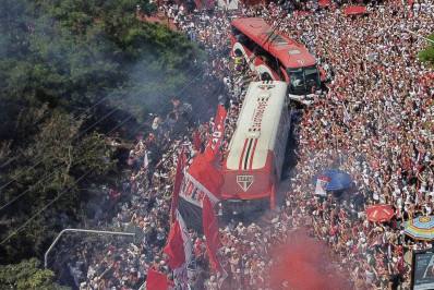 Torcida do São Paulo faz festa na porta do CT antes de embarque do time para o Rio