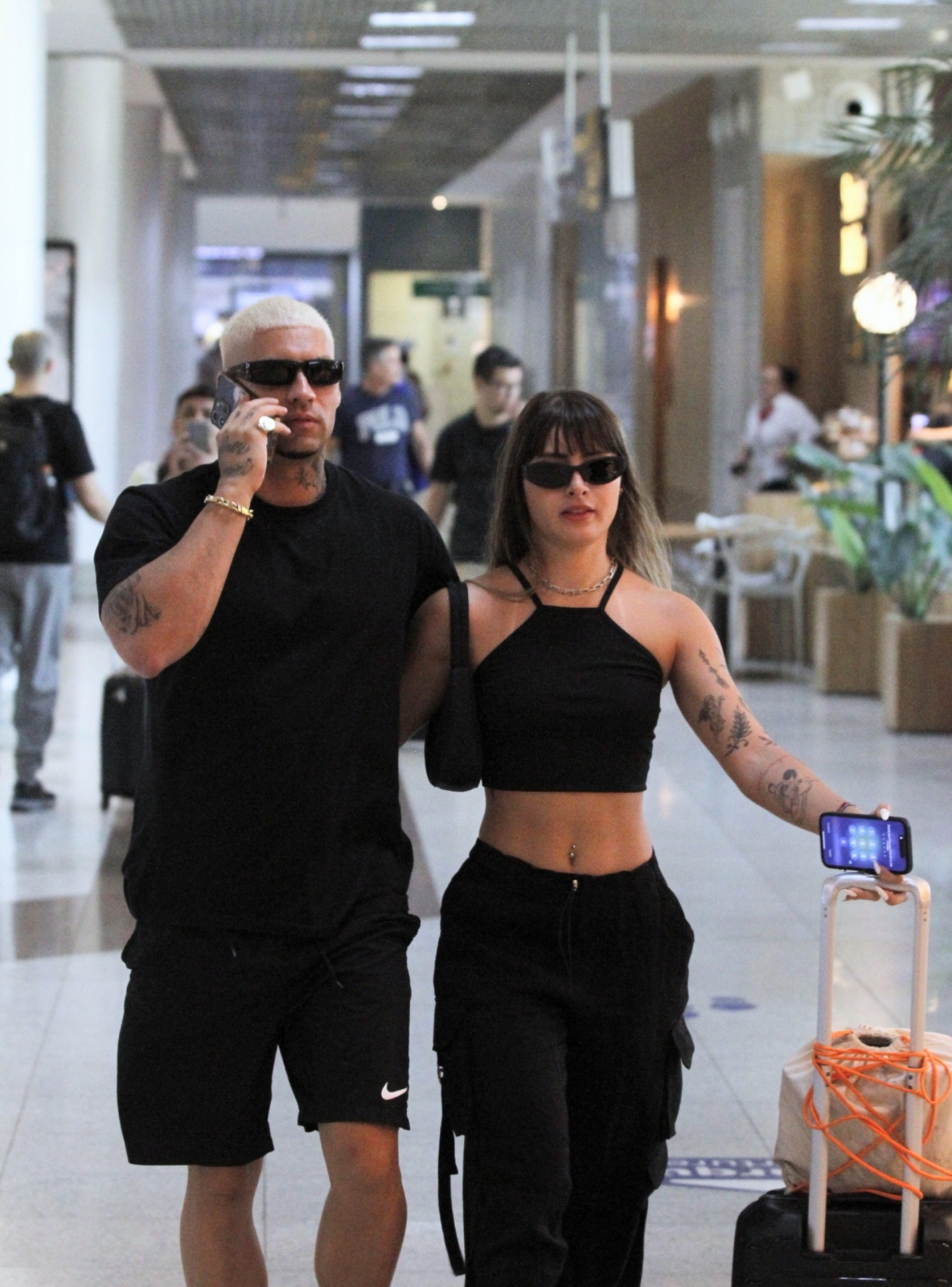 Filipe Ret e a namorada são flagrados com 'mão boba' em aeroporto - Adão/ Agnews